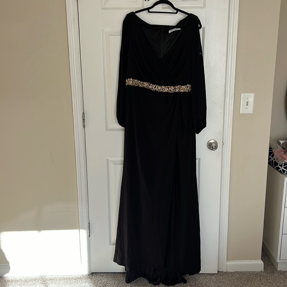 Mac Duggal Split Sleeve Surplice Gown (Plus) in Black Size 14W - Picture 5 of 11
